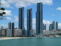 BUSAN X the SKYの奥にも超高層の建物が建っている。