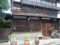 　古民家CAFE　蓮月
　　営業開始　１１：３０からなので　入店できませんでした。
　　以前は　日本そば店でしたが、２０１５年　CAFEとして
    openしました。
　　　池上２丁目20-11