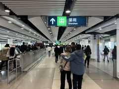 香港から深圳に向かう道のり。羅湖駅を降りて歩いて向かいます