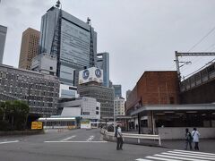 新橋駅南改札前からスタート。
昭和感漂う駅前がいい。