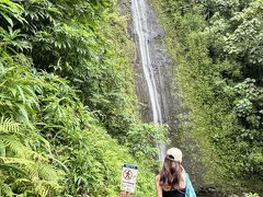 想像しているよりしんどかったなぁ。夏場だからか水の量は少なめだけど、マイナスイオンたっぷり浴びて、スパム握りを食べました。何度かハワイに来てるけどなかなか来るチャンスがなかったマノア渓谷。大満足！！