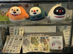エアポートエクスプレス機場駅で下車。
駅の客務中心(customer service centre)で
MTRグッズが
売られていました。

MTRグッズの購入については、
2日目の記事をご覧ください～♪