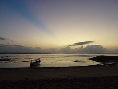 5:15起床､5:40頃ホテルを出て専用通路を通ってビーチへ。