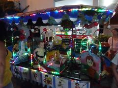 シーフードを食べておなかが膨れた後は、シンドゥ市場へ。

入口からすぐのところにこんな小さなメリーゴーランドがあって小さな子が乗っていました。かわいい(^з^)