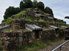 　古代の不思議とはこのことだろう。頭塔。貼り石を施した方墳の覆い土が流出した跡のように見えるが、四方にある浮彫の石仏などの装飾を見ると墳墓ではないと思える。とにかく不思議な遺跡だ。奈良時代、藤原広嗣のたたりで死んだ僧玄昉の頭を埋めた伝説に基づいて頭塔と呼ばれる。ちなみに玄昉の墓は太宰府市の観世音寺にあった。