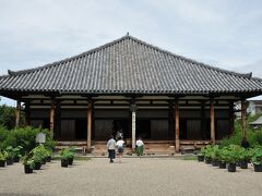 　この軒先のまっすぐさは、どうだ。
　唐招提寺や明日香の寺々のように白鳳時代のたたずまいを残すような本堂や禅室、小さな五重塔がある宝物館、五輪塔が並ぶ浮図田などたたずまいそのものが魅力的な寺院だ。