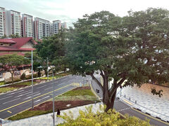 「Hotel 81 Tristar」で朝を迎えました。

この日は朝7時少し前に起床。ホテルの部屋から外を眺めると、夜のうちに少し雨が降ったのか、路面が濡れていました。