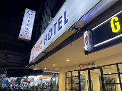 こちらが、この日泊まった「Citrus Hotel Johor Bahru」。ツインルームで137.76リンギッド（リンギッド＝MR。1MR=35円）、約4,820円。前夜のシンガポールでのホテルと大差ない設備で、4割程度の料金設定。やはりシンガポールに比べて物価が安いと感じました。