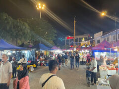ホテルにチェックインした時点で21時を回っていたので、さすがに腹が減ってきていました。ホテルの前にある銀行でATMでリンギッドを引き出してから、食事に向かいました。

ホテルから徒歩数分の場所でナイトマーケットが開かれていて、活気がありました。しかし、その場で何か食べられそうなテントはごくわずか。よさそうな店があればナイトマーケットで食べるのもアリと思っていたけれど、速やかに撤収しました。
