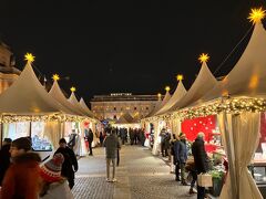 ジャンダルメンマルクト　クリスマスマーケットです。
入場料は一人２ユーロ。
雰囲気も素敵で灯りも華やかですが、ほぼキャッシュオンリー。
現金を持ち合わせておらず、何も買わずさよなら。

ドイツでクリスマスマーケットをメインで楽しみたい方は現金を両替しておくべきですね。
（プラハのクリスマスマーケットはクレジットOKでした。）
