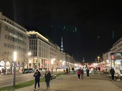 ブランデンブルク門から一直線のベルリンの目抜通り。歩道も広く、両側にはお土産屋やショップにカフェも。