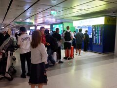 　スワンナプーム空港で両替をするのであれば、ハッピーリッチが恐らくレートがいいと思います。空港鉄道の改札横くらいにあります。ハッピーリッチ自体がタイの中でも特にレートのいい両替商グループのようです。

10月2日の時点で10000JPY＝2240THBだったのですが、この日のレートは10000JPY＝2200THB、タイバーツに対して日本円が日に日に弱くなってきています。(TT)　