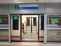 　空港駅から鉄道で市街地に向かいます。