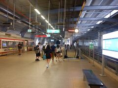 　マッカサン駅に到着、この駅で乗り換えます。