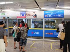 　マッカサン駅隣接のペッチャブリー駅から地下鉄(MRT)に乗り、