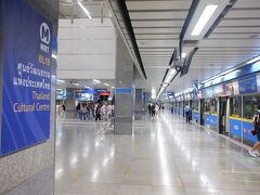 　2つ目のタイランドカルチュラルセンター駅で下車。