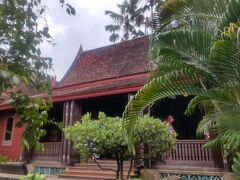 　内容が薄くなってしまったので、出張の合間の写真も付け加えておきます。土日挟んだ出張だったので、合間縫ってバンコク街歩きもしてみました。

　仕事の都合で宿泊ホテルを途中で変更しているのですが、最初に宿泊していたホテルの近くにあったジム・トンプソンハウスです。ジム・トンプソン氏はタイ在住のアメリカ人で、デザイナーとしての才能にも恵まれタイシルクの名を世界に広めました。最後はマレーシアで休暇中に行方不明になり、その後の消息は未だにつかめていません。何があったのでしょうか。「ジム・トンプソン」はタイシルクのブランド名としても知られていて、現に私も昔タイに行った時のお土産としてジム・トンプソンのネクタイをいくつか持っています。