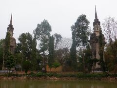 　1973年にラオスからタイに亡命したスラリット師はここノーンカイに奇妙な仏像やオブジェが並ぶ寺院を建てました。たくさんの意味不明な仏像がごちゃごちゃ展示されています。バンコクの黄金の巨大仏像に辟易した人にはその意味不明さに何だかスッキリします。