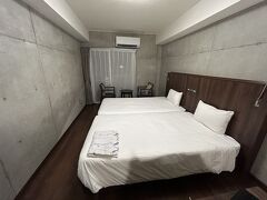 ホテルにチェックイン
リーズナブルで朝食が良さそう、離島ターミナル徒歩圏内でユーグレナモールも近い、コンド棟には洗濯機がある、アルコールのドリンクサービスがあるなどが決め手で予約しました。
基本的に5泊は清掃が入らず、タオルとごみ袋は毎日交換してもらえます。