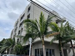 10：59
空港から約40分、「博物館前」のバス停に着きました。
バス停から徒歩2分のこちらの「The BREAKFAST HOTEL PORTO石垣島」のコンド棟に4泊します。
フロントは隣のホテル棟になるので、ホテル棟に荷物を預けてバスで出かけます。
