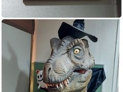 陽の暮れ始めた葛生地域に戻ります
【葛生化石館】
葛生地域の石灰岩は鍋山石灰岩と呼ばれ　それを作ったのは現在からはるか昔、
恐竜の生きた時代よりもさらに前の時代に生きた生き物達
化石館では、手作りのジオラマも交えて当時の生き物達を紹介しています

