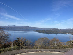 　十和田湖と外輪山が一望できます。
　外輪山の紅葉はまだまだでした。