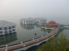 インターコンチネンタルハノイウエストレイク
宿泊棟最上階から西湖に浮かぶヴィラとサンセットテラスの風景