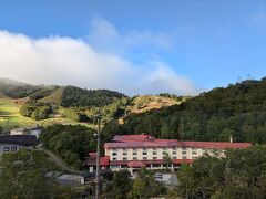 部屋からの眺め
赤い屋根は熊の湯ホテル