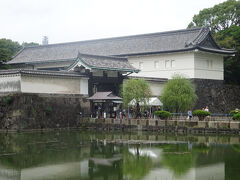 大手門（江戸城の正面で、諸大名がこの門より登城した。大小２つの門に囲まれた枡形は侵入する敵を阻止・攻撃しやすい形になります。昭和４２年に復元された。）