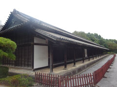 百人番所（大手中の門に向き合う警備詰所です。甲賀・伊賀・根来・二十五騎組という４組の鉄砲百人組が昼夜交代で勤務していた。２０人の与力と１００人の同心で構成された。）