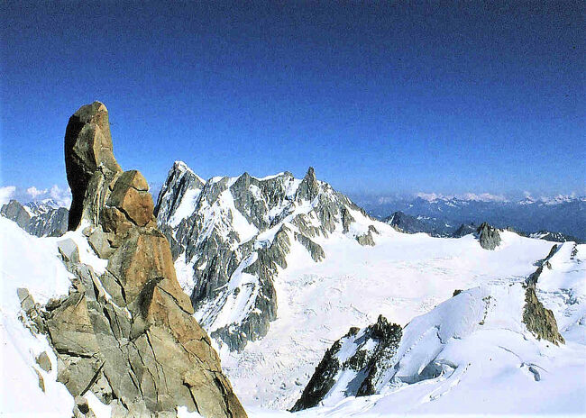 手前はエギュードュミディの岩峰<br />後方に写るのはグランドジョラス