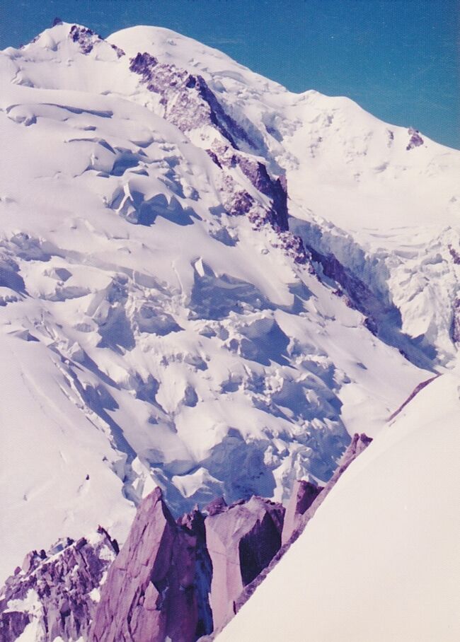 コスミック山陵の岩峰と後方にはモンブランが聳える