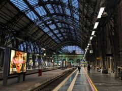 早朝のフランクフルト中央駅、旅情たっぷりですね。
