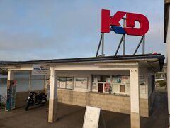 ライン川クルーズの船着き場までやってきました、予約しなくてもチケットは余裕で買えそうです。
1人26ユーロ、シニア割引にはまだ少し早いです(残念だ)