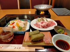 今夜は先月と別の店でヤマトポークしゃぶしゃぶ、三輪そうめん、柿の葉寿司と先月より奈良らしい夕食にしましたが美味しかったです。