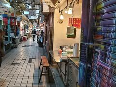 朝の8時くらいだが、まだシャッターが閉まっているお店がまあまあある。