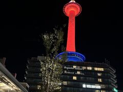 烏丸口のバスターミナルからはライトアップした京都タワーが見れます。
駅ビル内でお土産を買い込みホテルのシャトルバスでホテルへ。

