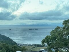 ホテルの送迎バスがお迎えに来てくれ
所要時間25分、徳島は車社会だから、不便ですが
壮大な敷地のホテルでした

グランドエキシブ鳴門：エキシブ会員ではありませんが
ザ・ロッジの言う棟は、普通に、検索で引っ掛かりました

徳島編は、別バージョンにいたします