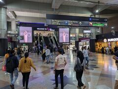 只今の時刻は現地時間11:20です。

これからマラッカ観光に出かけるため、再びKLセントラル駅にやってきました。

今回はマラッカ海峡に浮かぶ水上モスク「Masjid Selat Melaka」をめざすために、移動のリスクを最小限に抑えるためツアーに参加します。