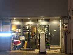 無事に出雲市駅に到着。雨の中、宿まで５分ほど歩きます。
こちらのお店でチェックインし、右の黒いドアを開けて階段を上ります。