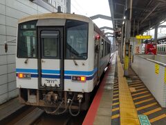 ２日目。生憎の雨模様です。目的地の開館時間に合わせて出雲市駅を8:04に出ます。大田市駅までは約40分です。