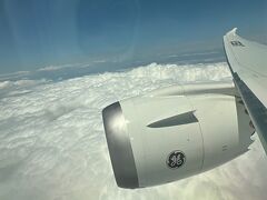 10/18（金）
羽田空港から大阪に向かいます。
ANAの最新機材B787-10です。真新しくて機体が輝いています。