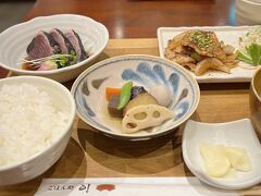 大阪に着いて梅田三番街の「ごはん処 司」で昼食。高知の名店の味が大阪でも楽しめるのでよく利用させてもらってます。
豚のしょうが焼き、カツオのたたき付きにしました。
地下にあるお店なので藁焼きNGなのかな？本場の味には及びませんが…十分美味しいです。