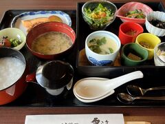 お粥と塩シャケにしました。安定の美味しさです。

あーそして、このまま休み無しでこの週の仕事が始まるのでした。憂鬱以外のなにものでもない。