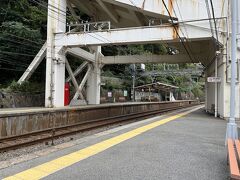 誰もいない駅のベンチでいただきました。
551最高！