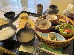 このホテルは飲み屋街から離れていますが近くの居酒屋が人気なのか
夜中までなかなか賑やかな声が５階まで聞こえてきました。
姫路の人は元気なのかな。

さて、朝食です。
バイキングではなくこの状態で運ばれてきます。
口コミ通り美味しいです！
ここでも姫路おでんがいただけました！