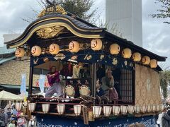 伝統山車や万燈山車、櫓が一同に集まり「ひっかわせ」を行います。