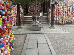 くくり猿が華やかな彩りの八坂庚申堂。
「映えポイント」ですね。