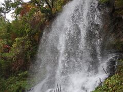 横谷観音から下って次は横谷峡温泉にある乙女滝へ。豪快に流れ落ちる滝のしぶきが飛び散るため、滝つぼへは覗き込めないほどです。それ故、マイナスイオンもたっぷりです