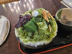 蘇(チーズみたいな奈良時代の食べ物)が乗った抹茶かき氷。
わらび餅も乗っていたよ(^-^)/